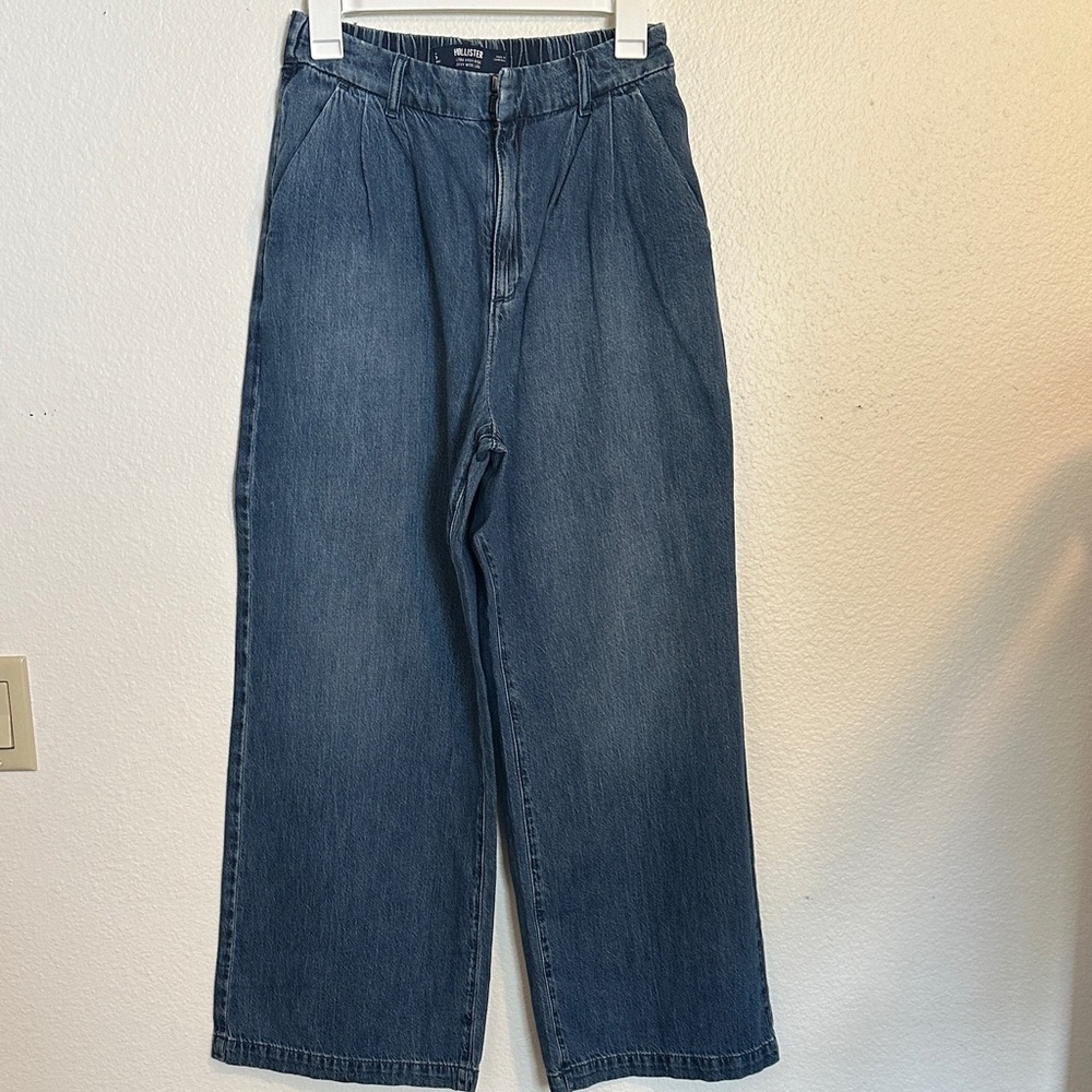 Hollister NWOT Size Small Ultra High-Rise Livvy Wide Leg Blue Denim